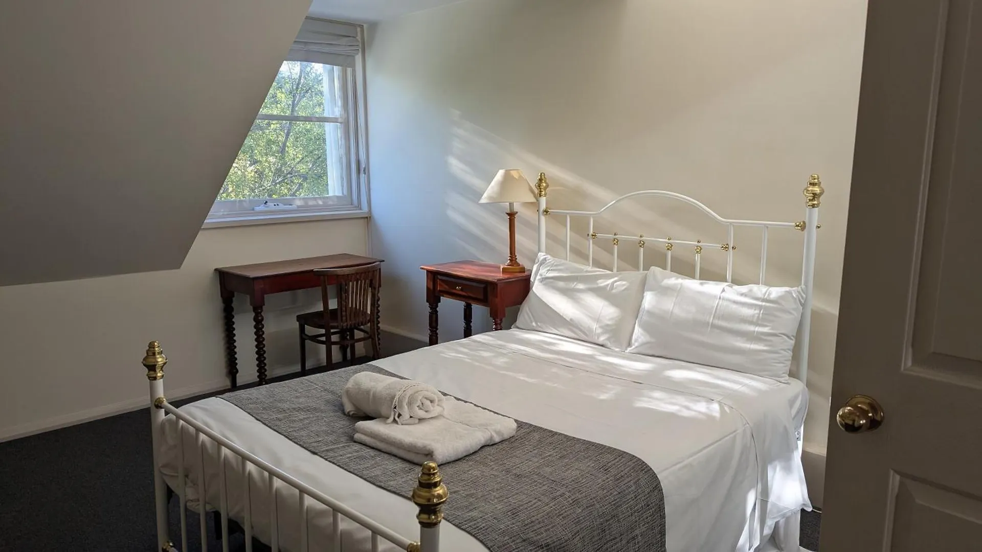 **** Bed & Breakfast The Lodge On Elizabeth Hobart Australia